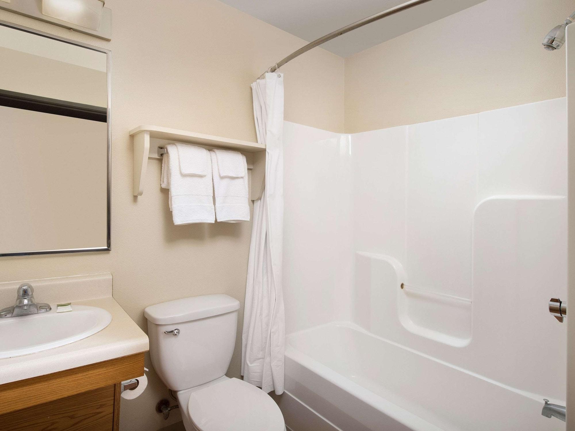 Suburban Studios Watford City Экстерьер фото