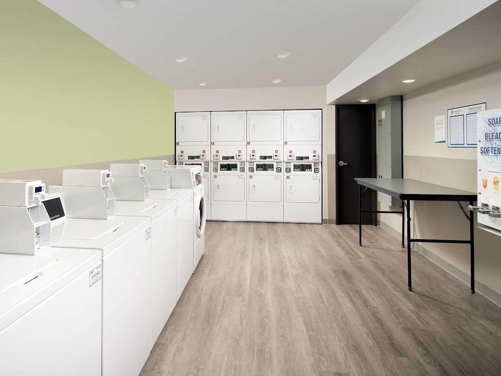 Suburban Studios Watford City Экстерьер фото