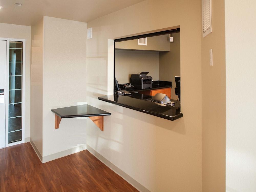 Suburban Studios Watford City Экстерьер фото