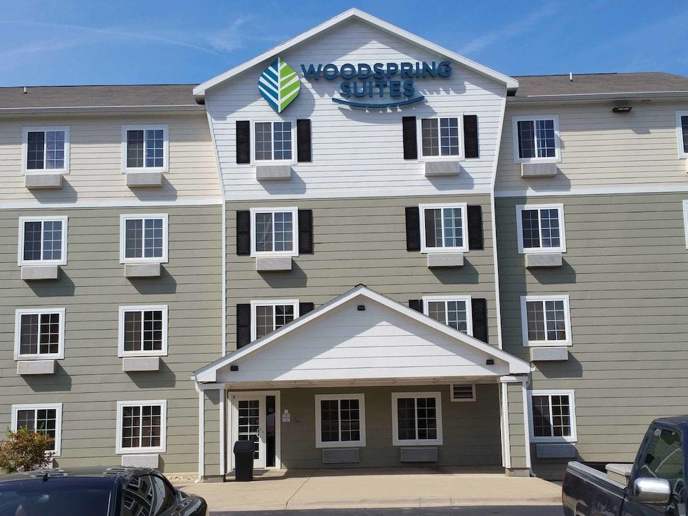 Suburban Studios Watford City Экстерьер фото