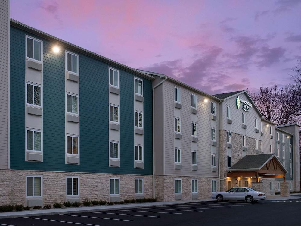 Suburban Studios Watford City Экстерьер фото