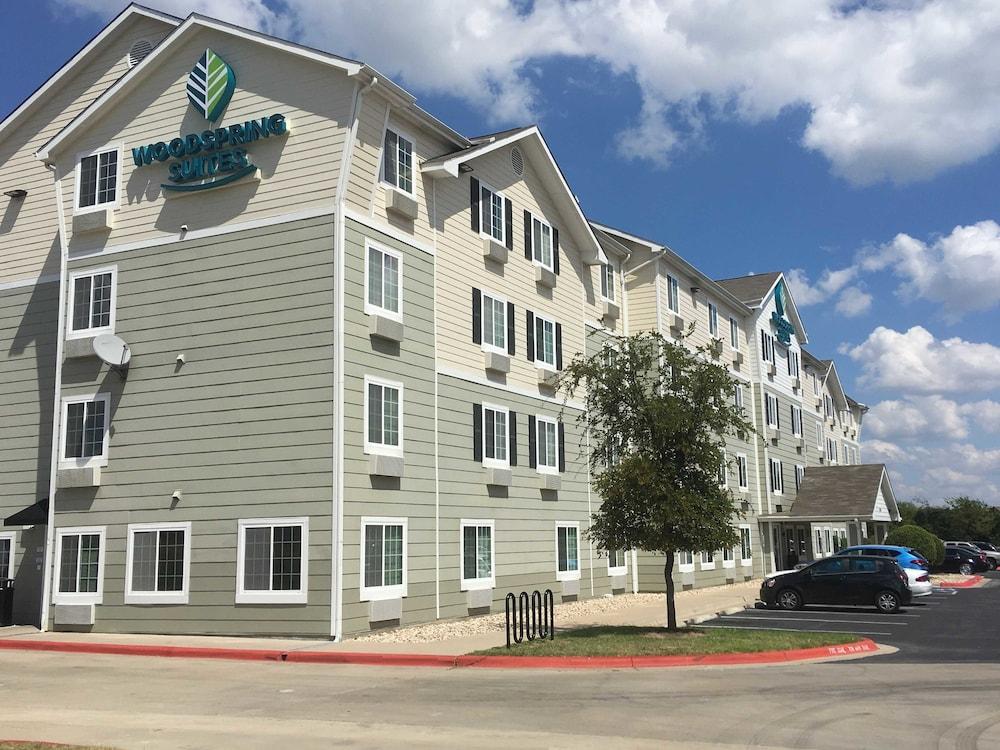 Suburban Studios Watford City Экстерьер фото