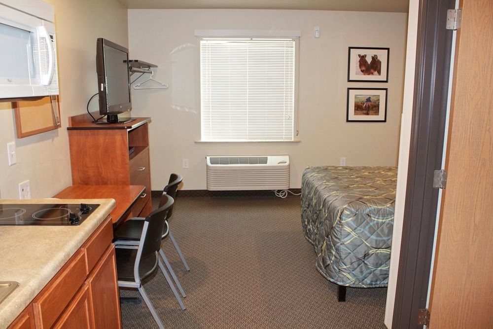Suburban Studios Watford City Номер фото