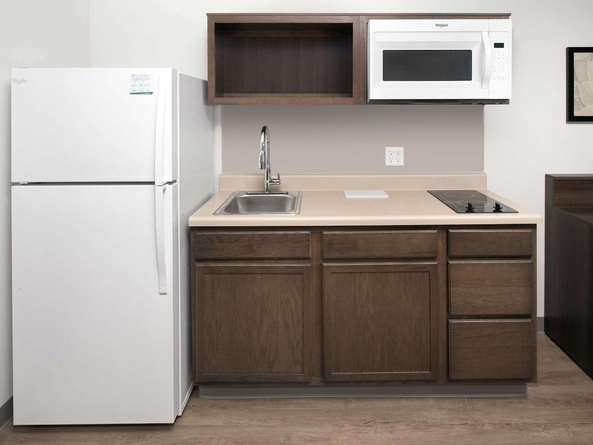 Suburban Studios Watford City Экстерьер фото