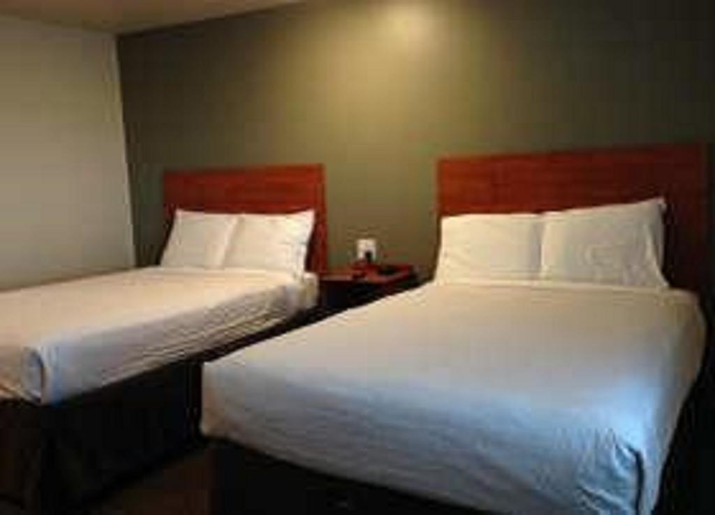 Suburban Studios Watford City Экстерьер фото